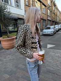 Kunstpelzjacke im Oversize-Schnitt im kurzen Schnitt mit Leopardenmuster