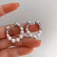 Amaya Halbkreis Hoop Ohrringe Mit Perlenkurven Aus Goldfarbenem Metall Elegant Vielseitig