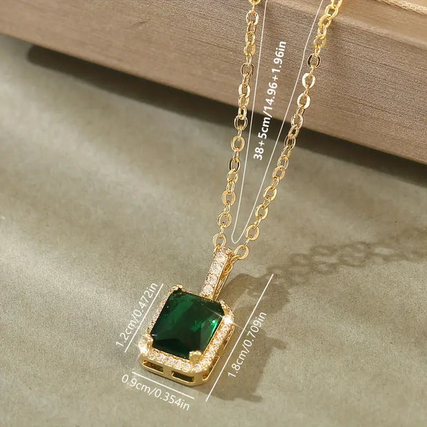 Goldkette Mit Grünem Rechteckigem Kristallanhänger Im Goldenen Rahmen Verziert Mit Kleinen Zirkonien - Elanora