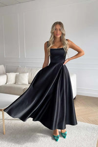 Anna - Elegantes ärmelloses Kleid mit quadratischem Ausschnitt