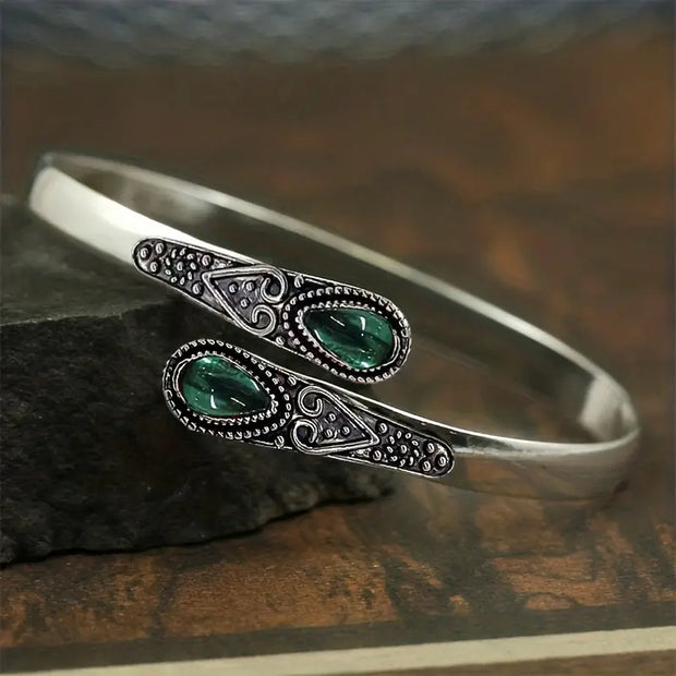 Offenes Armband Aus Sterlingsilber Mit Ethnischen Motiven Und Grünen Tropfensteinen Delilah