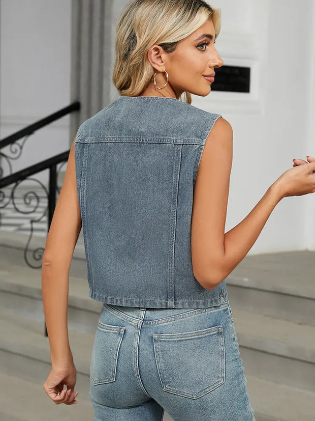 Jeansweste mit figurbetontem Schnitt, Knopfverschluss und lockerer Passform
