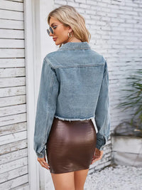 Jeansjacke im Used-Look mit figurbetontem Schnitt und Knopfverschluss und langen Ärmeln
