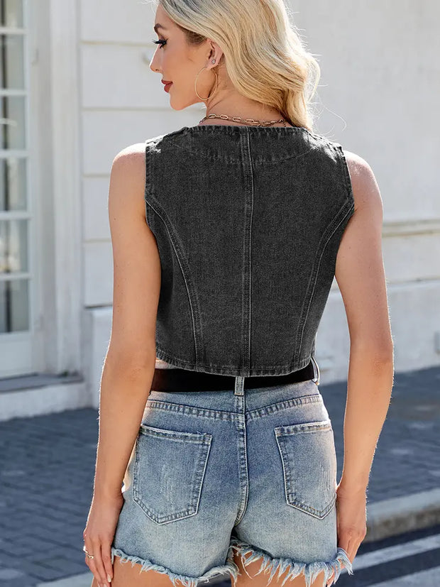 Kurze Jeansweste mit figurbetontem Schnitt