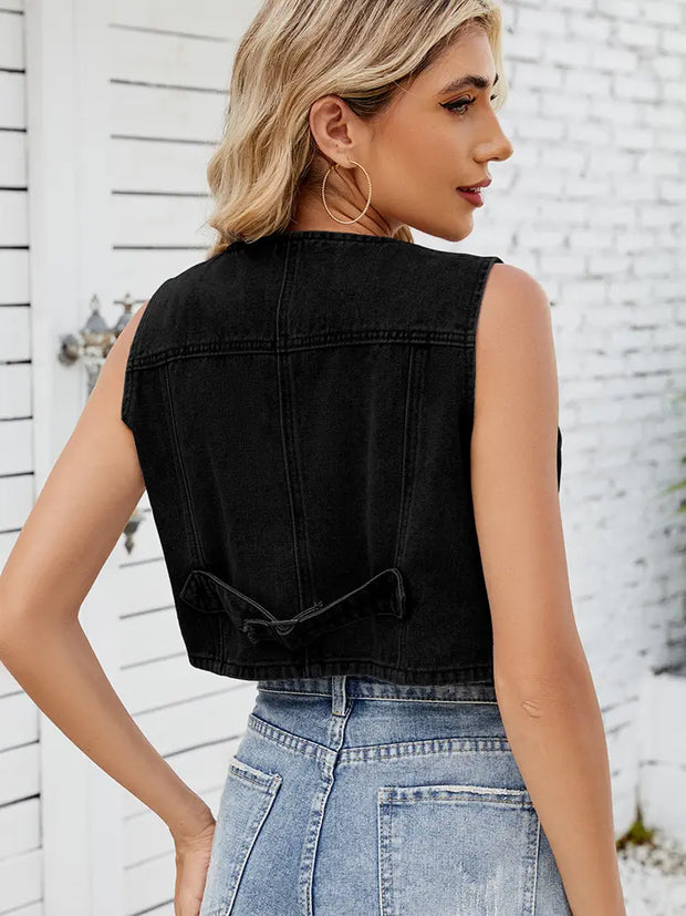 Jeansweste im kurzen Schnitt im Used-Look mit V-Ausschnitt