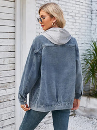 Jeansjacke im mittellangen Schnitt in leichter Ausführung mit Kapuze