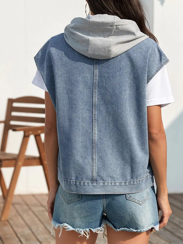 Jeansweste im Used-Look in leichter Ausführung mit figurbetontem Schnitt und Knopfverschluss