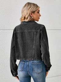 Jeansjacke im kurzen Schnitt mit Knopfverschluss und Taschen