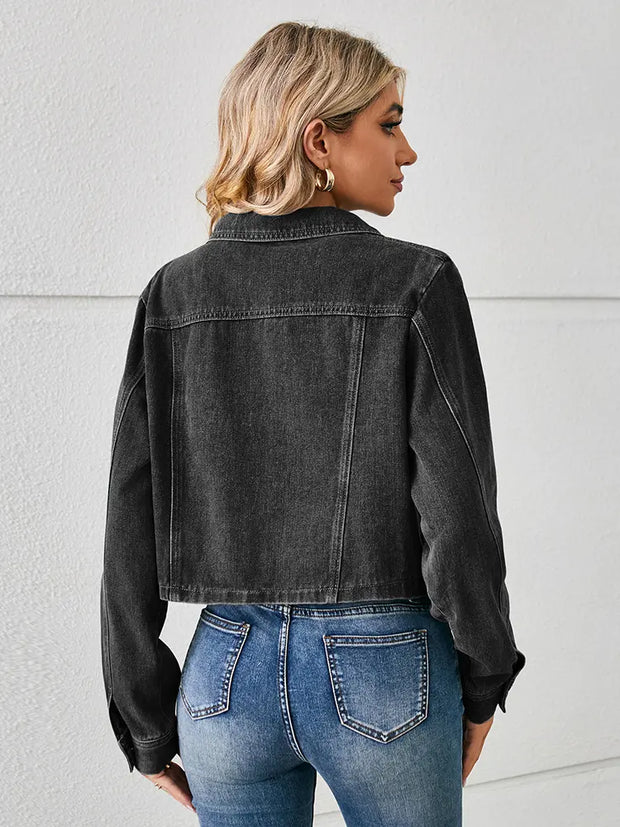 Jeansjacke im kurzen Schnitt mit Knopfverschluss und Taschen