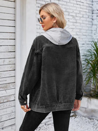Jeansjacke im mittellangen Schnitt in leichter Ausführung mit Kapuze