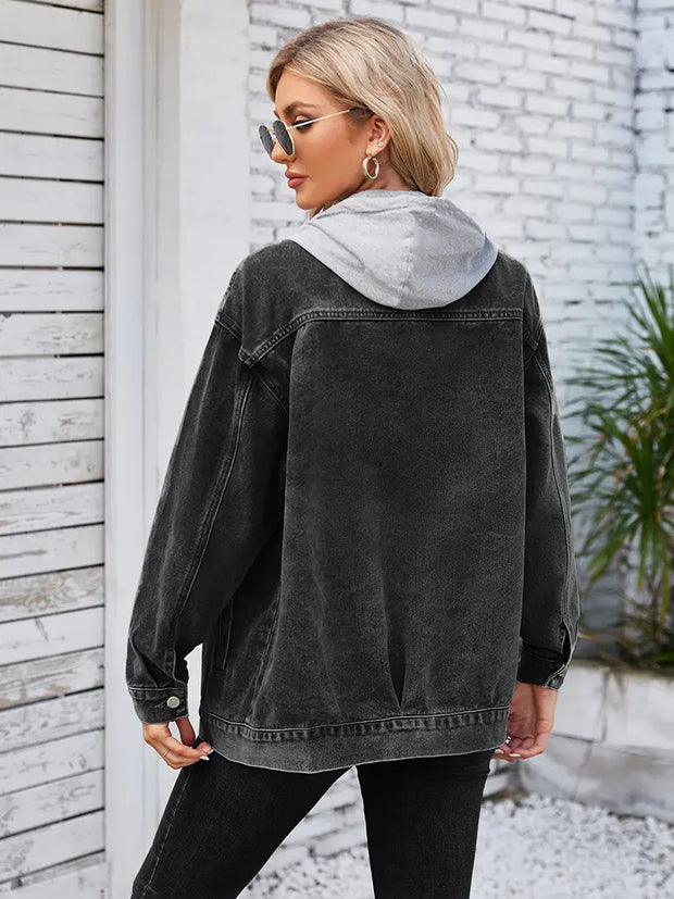 Jeansjacke im mittellangen Schnitt in leichter Ausführung mit Kapuze