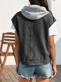 Jeansweste im Used-Look in leichter Ausführung mit figurbetontem Schnitt und Knopfverschluss
