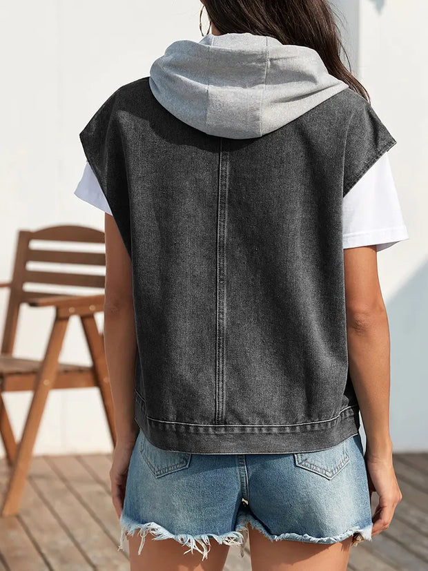 Jeansweste im Used-Look in leichter Ausführung mit figurbetontem Schnitt und Knopfverschluss