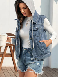 Jeansweste im Used-Look in leichter Ausführung mit Knopfverschluss und lockerer Passform