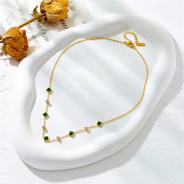 Goldene Halskette Mit Grünen Kristalle Und Kubische Zirkonien Für Den Alltag Von Evelina