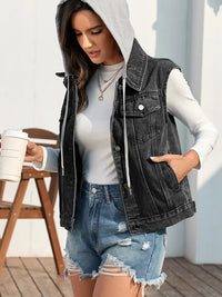 Jeansweste im Used-Look in leichter Ausführung mit Knopfverschluss und lockerer Passform