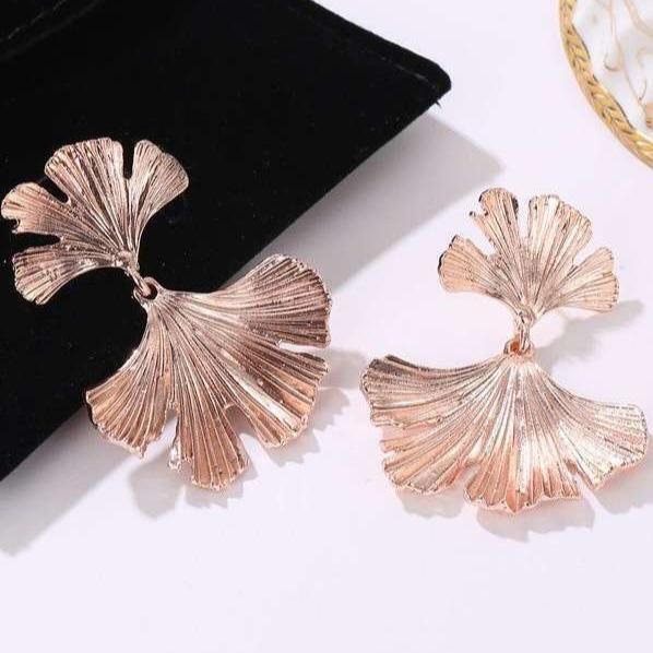 Fächerförmige Ohrringe Alessia Mit Ginkgo-Blatt Inspiriertes Design Und Glänzend Poliertem Metallfinish
