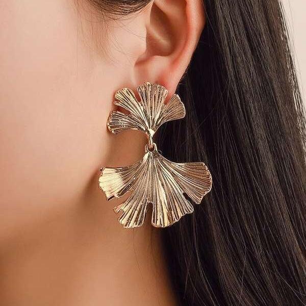 Fächerförmige Ohrringe Alessia Mit Ginkgo-Blatt Inspiriertes Design Und Glänzend Poliertem Metallfinish