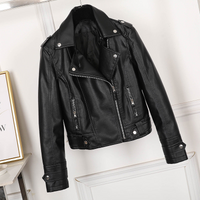Schwarze Lederjacke mit Revers und figurbetontem Schnitt