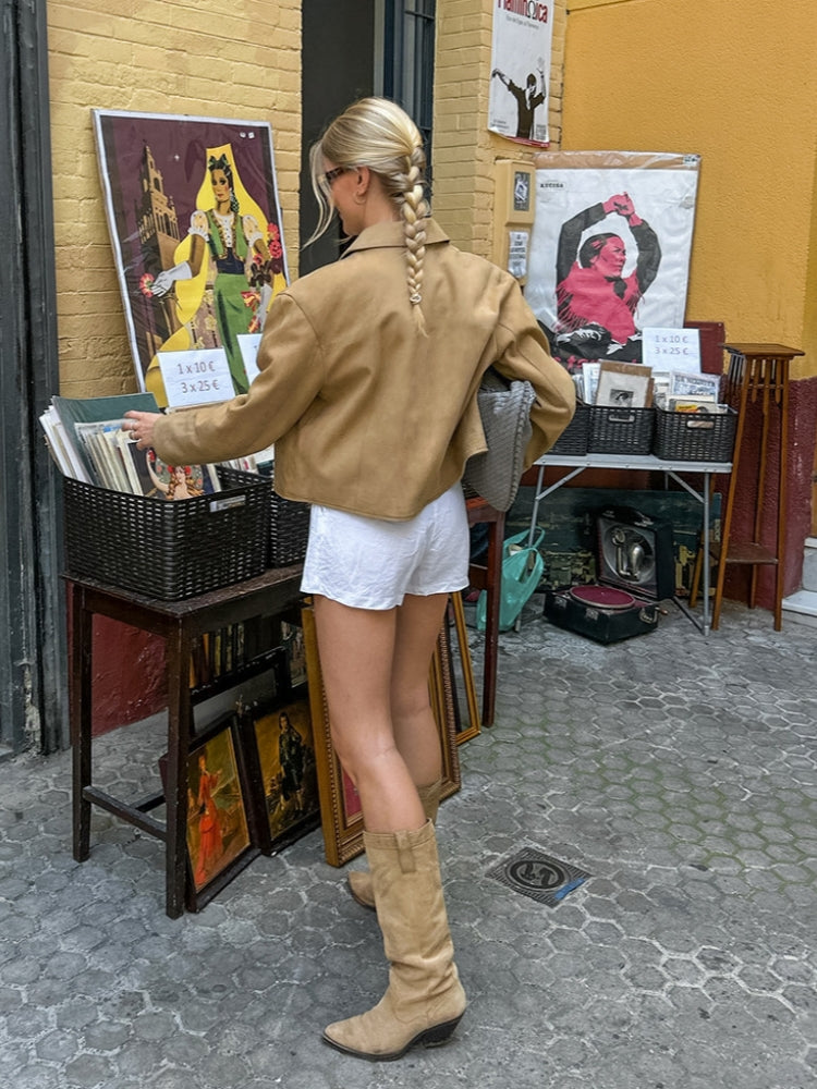 Wildlederjacke im kurzen Schnitt mit figurbetontem Schnitt und Reverskragen