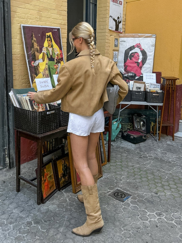 Wildlederjacke im kurzen Schnitt mit figurbetontem Schnitt und Reverskragen