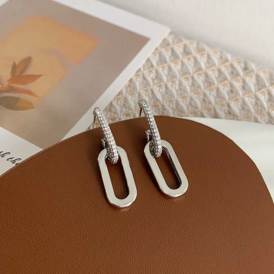 Tropfenförmige Ohrringe Mit Glänzenden Gliedern Luminara Elegante Minimalistische Schmuckstücke Für Festliche Looks