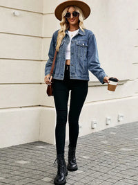 Jeansjacke im kurzen Schnitt im Used-Look mit figurbetontem Schnitt und Knopfverschluss