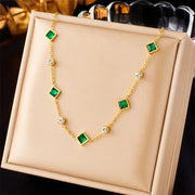 Gold com pedras verdes