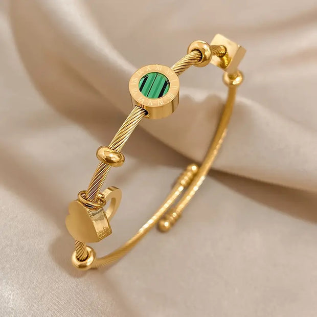 Goldenes Starres Armreif Mit Geometrischen Anhängern Celeste Luxuriöses Schmuckstück Für Den Alltagslook
