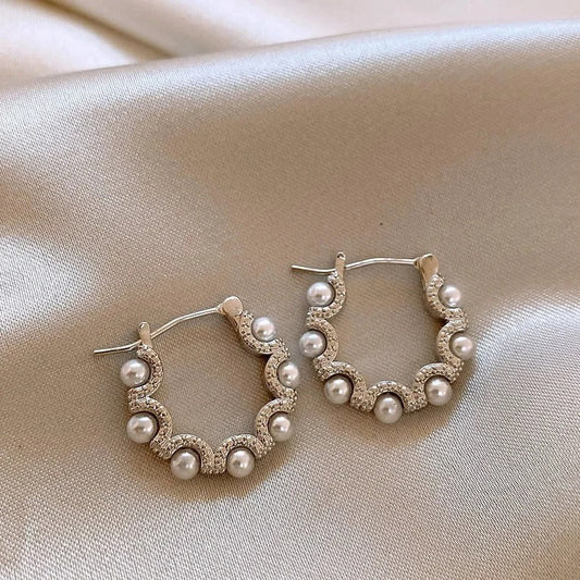 Wellenförmige Hoop-Ohrringe Mit Perlen-Pavé Und Kristallakzenten Für Elegante Alltagslooks Kalindi
