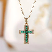 Halskette Mit Goldenem Kreuz Und Grünen Zirkonen Maelis Elegantes Accessoire Für Anmut Und Spiritualität