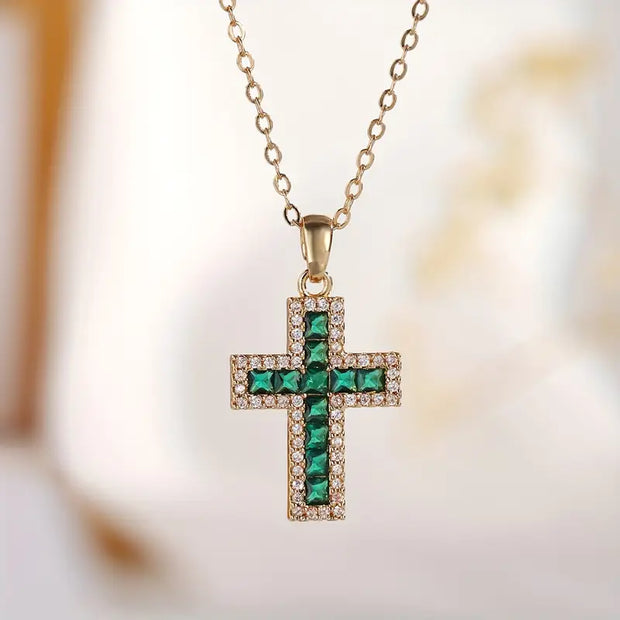 Halskette Mit Goldenem Kreuz Und Grünen Zirkonen Maelis Elegantes Accessoire Für Anmut Und Spiritualität
