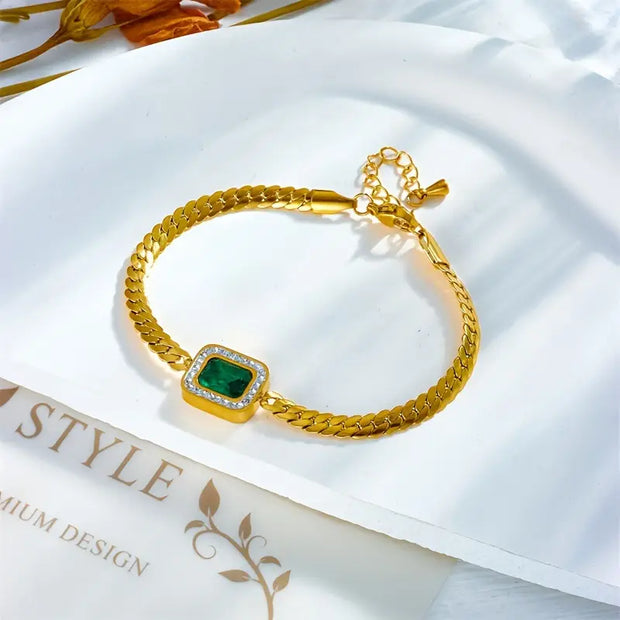 Goldarmband Mit Grünem Rechteckigem Kristall Im Funkelnden Zirkonrahmen Elegantes Design Und Luminosität Liriel