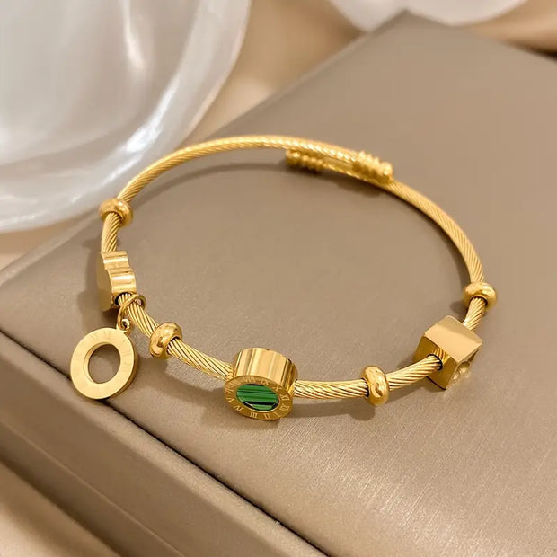 Goldenes Starres Armreif Mit Geometrischen Anhängern Celeste Luxuriöses Schmuckstück Für Den Alltagslook