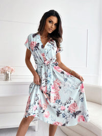 Kurzärmeliges Kleid mit Blumendruck und grünem Gürtel - Mirella