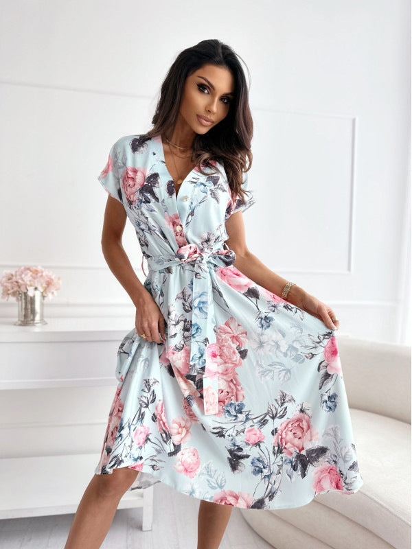 Kurzärmeliges Kleid mit Blumendruck und grünem Gürtel - Mirella