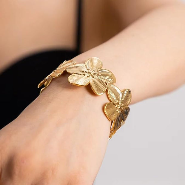 Armband Bloom Valeria Mit Florales Relief Und Goldenen Blüten Elegant Romantisch Und Vielseitig Tragbar