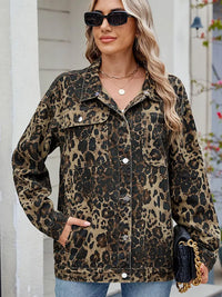 Jeansjacke im Used-Look mit Knopfverschluss und Taschen und lockerer Passform