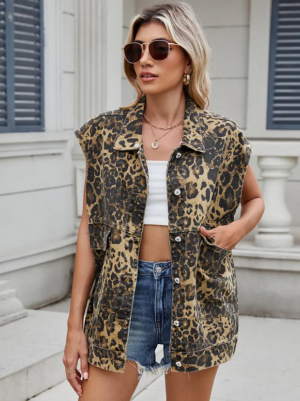 Jeansweste mit Leopardenmuster und Knopfverschluss