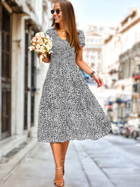 Susan - Kleid mit V-Ausschnitt und gestuften Ärmeln