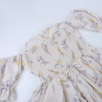 Nancy - Kleines Wickelkleid mit Blumenausschnitt