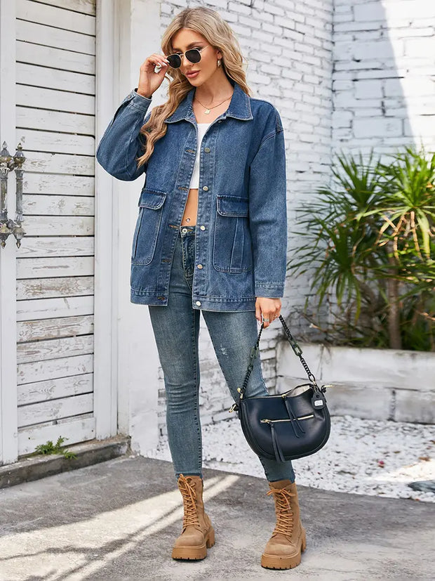 Jeansjacke im Used-Look mit Knopfverschluss und Taschen in Blau