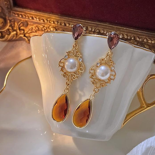 Elegante Kaskaden-Ohrringe Aus Perlen Mit Tropfensteinen Und Goldenen Details – Melina