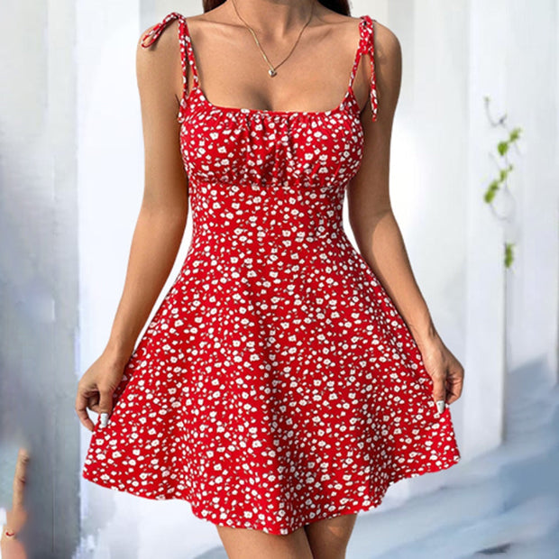 Kurzes geblümtes Damenkleid mit Trägern und Rüschen im Sommerstil - Amalia
