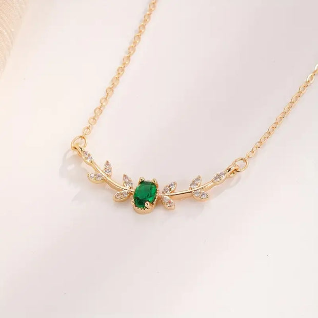 Goldkette Mit Grünem Kristallanhänger Liorna Feines Elegantes Schmuckstück Für Dekolleté Und Strahlende Looks