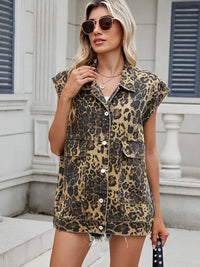 Jeansweste mit Leopardenmuster und Knopfverschluss