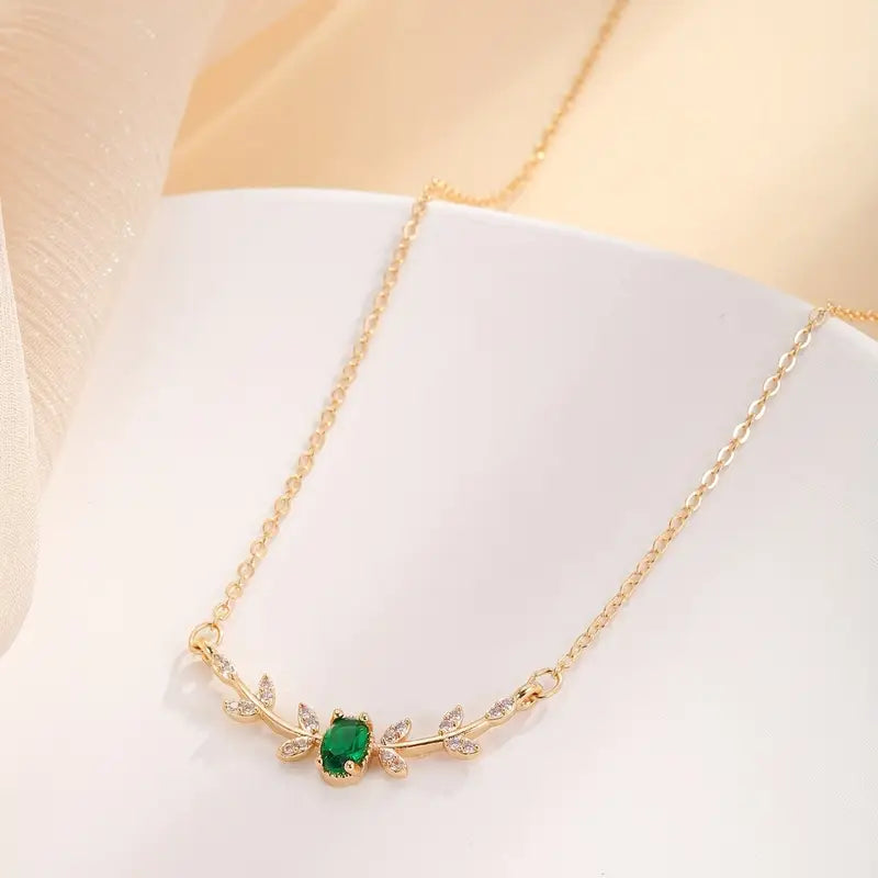 Goldkette Mit Grünem Kristallanhänger Liorna Feines Elegantes Schmuckstück Für Dekolleté Und Strahlende Looks