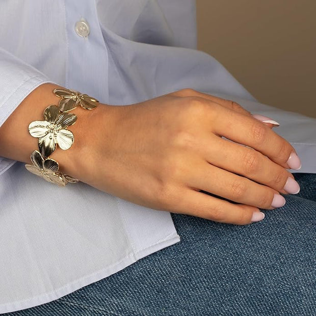 Armband Bloom Valeria Mit Florales Relief Und Goldenen Blüten Elegant Romantisch Und Vielseitig Tragbar