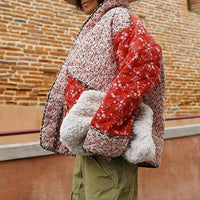 Steppjacke mit Blumenmuster und Ethno-Muster im Steppdesign