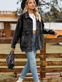 Jeansjacke im Oversize-Schnitt mit Knopfverschluss und Taschen